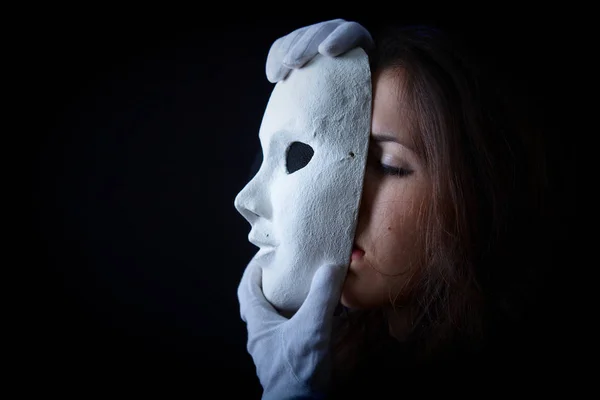 Esmer kız bir tiyatro maskesi tutuyor — Stok fotoğraf