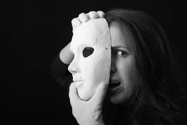 Barna lány, aki egy színházi maszk — Stock Fotó