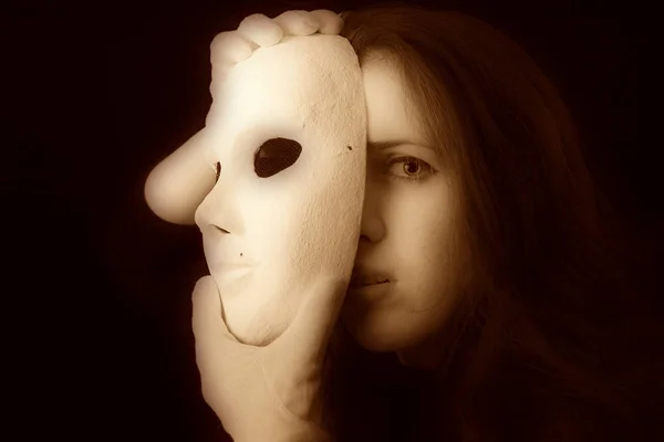 Bruna ragazza è in possesso di un teatro maschera — Foto Stock