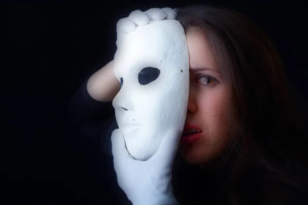 Μελαχρινή κοπέλα κατέχει μια μάσκα του θεάτρου — Φωτογραφία Αρχείου
