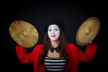 Kız MIME timpani bir tokat olduğunu
