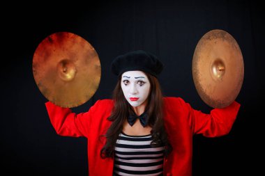 Kız MIME timpani bir tokat olduğunu