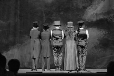 aktörler sırtlarında kitleye döndü 