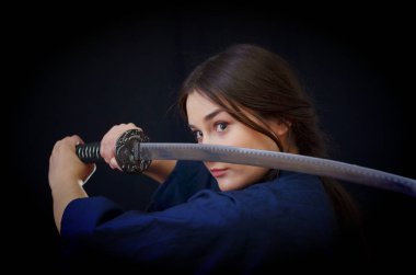 bir kılıç tutan bir kimono içinde esmer kız