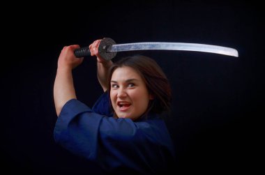 bir kılıç tutan bir kimono içinde esmer kız