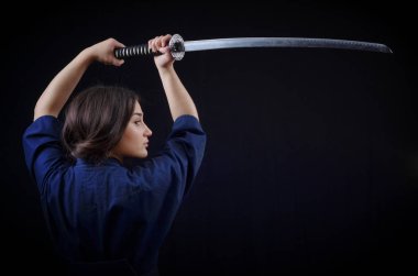 bir kılıç tutan bir kimono içinde esmer kız