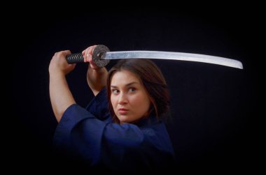 bir kılıç tutan bir kimono içinde esmer kız