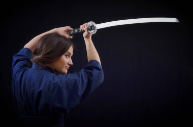 bir kılıç tutan bir kimono içinde esmer kız