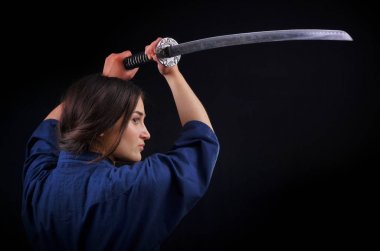 bir kılıç tutan bir kimono içinde esmer kız
