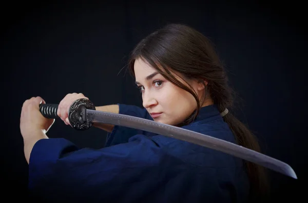 bir kılıç tutan bir kimono içinde esmer kız