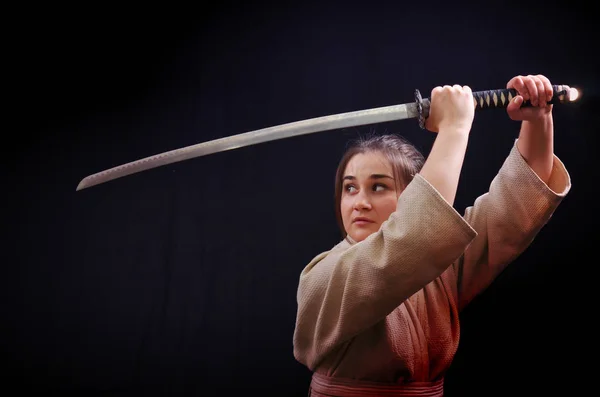 Chica morena en un kimono sosteniendo una espada —  Fotos de Stock