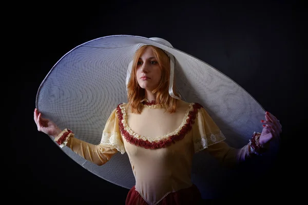 Menina loira em um chapéu branco e vestido vintage — Fotografia de Stock