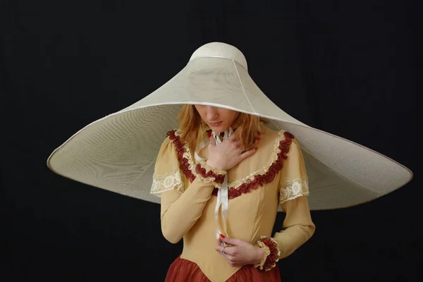 Ragazza bionda in un cappello bianco e vestito vintage — Foto Stock