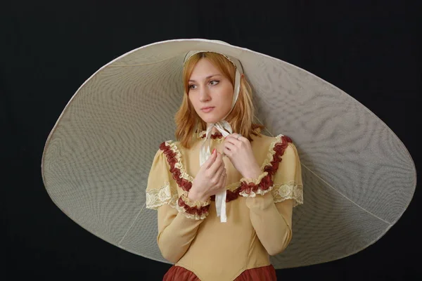 Blond meisje in een witte hoed en vintage jurk — Stockfoto