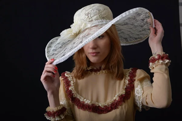 Blond meisje in een witte hoed en vintage jurk — Stockfoto