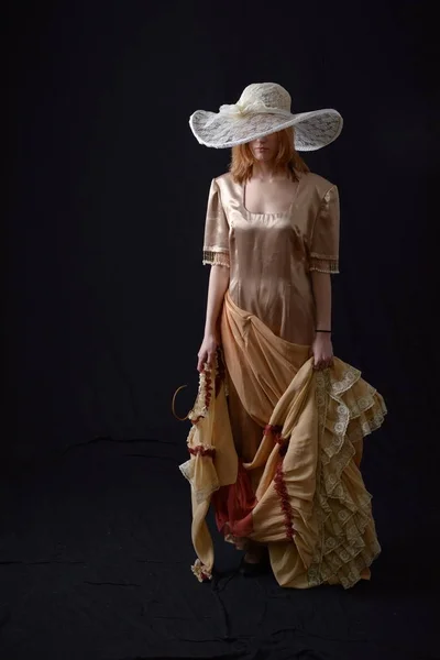 Menina loira em um chapéu branco e vestido vintage — Fotografia de Stock