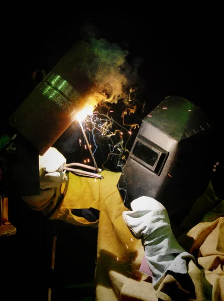 Εργαζόμενος Περικοπές Μετάλλων Οξυγονοκολλητή Μηχανή Συγκόλλησης — Φωτογραφία Αρχείου