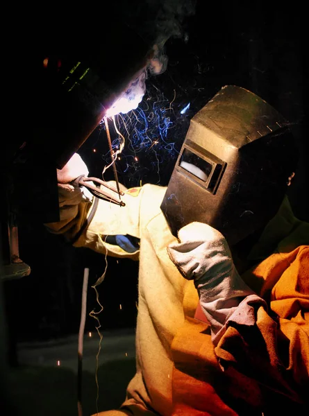 Trabajador Corta Soldadora Metal Máquina Soldadura —  Fotos de Stock