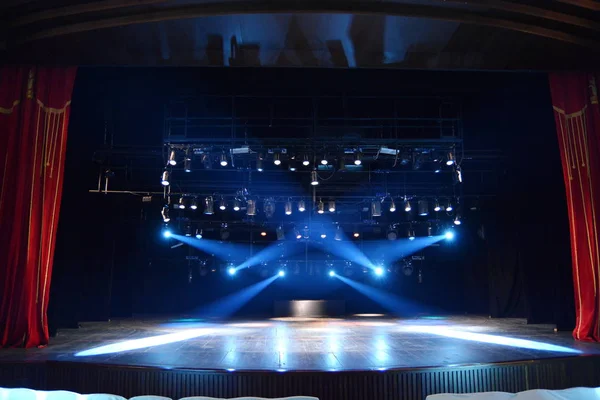 karanlık bir arka plan üzerinde ışık ışınları kırmızı tiyatro perdesi