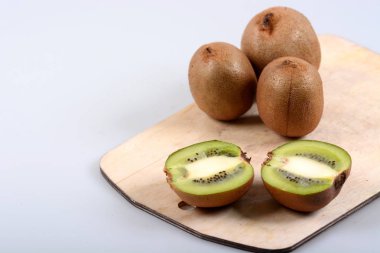 ışık arka plan üzerinde yalan meyve kesme