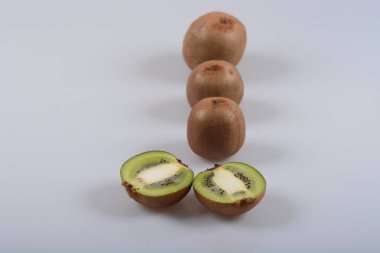 ışık arka plan üzerinde yalan meyve kesme