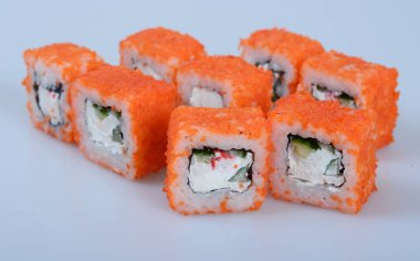 Yengeç eti, havyar ve meyve ile Japon rulo