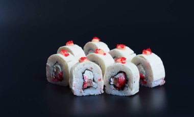 Yengeç eti, havyar ve meyve ile Japon rulo