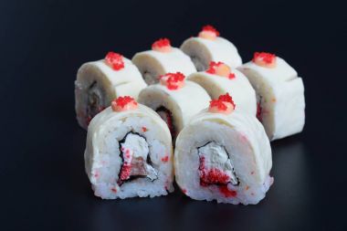 Yengeç eti, havyar ve meyve ile Japon rulo