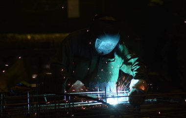 Metal kesme ve fabrikada kız yapar