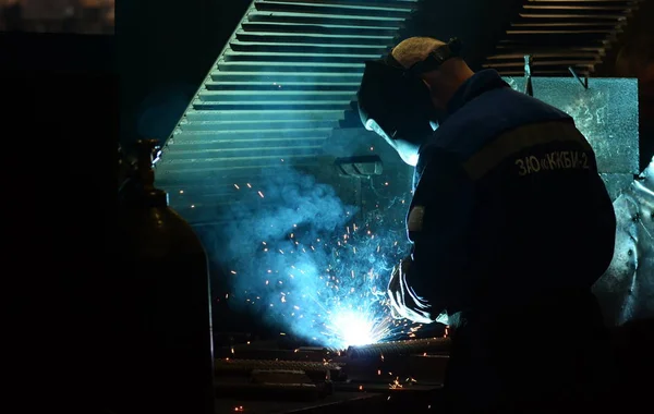 Menina Fábrica Faz Soldagem Corte Metal — Fotografia de Stock