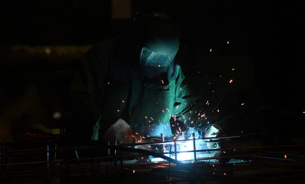 Flickan Fabriken Gör Svetsning Och Skärning Metall — Stockfoto