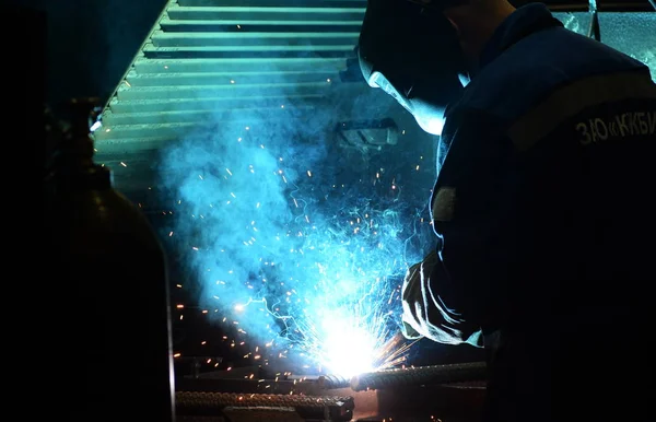 Menina Fábrica Faz Soldagem Corte Metal — Fotografia de Stock