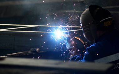 Metal kesme ve fabrikada kız yapar