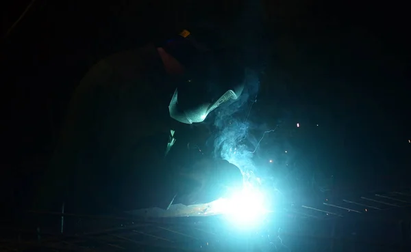 Das Mädchen Der Fabrik Schweißt Und Schneidet Metall — Stockfoto