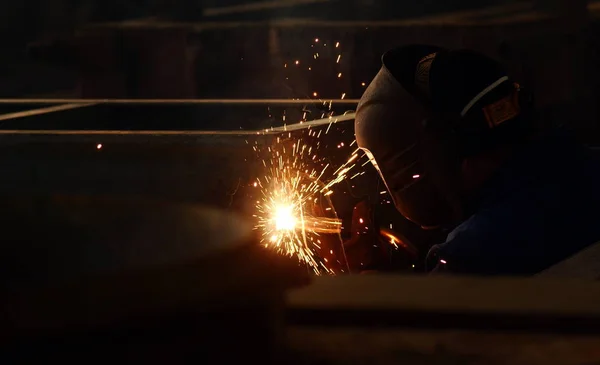 Menina Fábrica Faz Soldagem Corte Metal — Fotografia de Stock