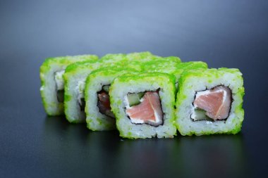 Balık, sebze ve zencefil ile Japon pirinç rulo