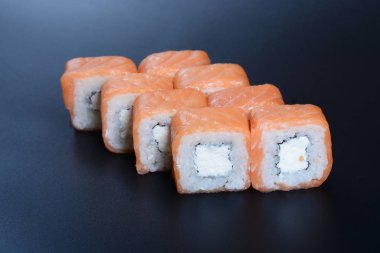 Balık, sebze ve zencefil ile Japon pirinç rulo