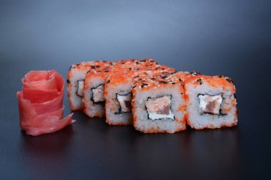 Balık, sebze ve zencefil ile Japon pirinç rulo