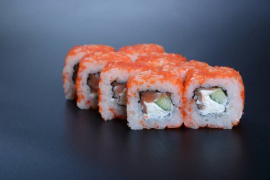 Balık, sebze ve zencefil ile Japon pirinç rulo