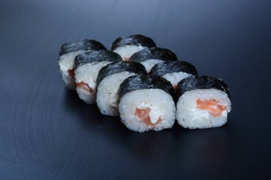 Balık, sebze ve zencefil ile Japon pirinç rulo