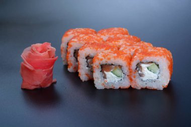 Balık, sebze ve zencefil ile Japon pirinç rulo