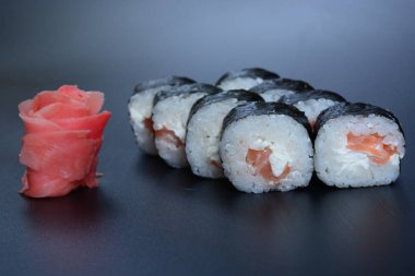 Balık, sebze ve zencefil ile Japon pirinç rulo