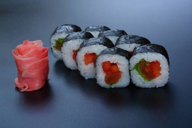 Balık, sebze ve zencefil ile Japon pirinç rulo