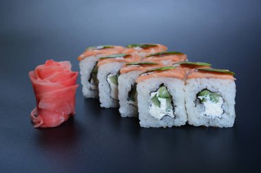 Balık, sebze ve zencefil ile Japon pirinç rulo