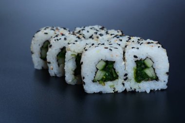 Balık, sebze ve zencefil ile Japon pirinç rulo