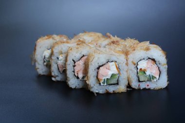 Balık, sebze ve zencefil ile Japon pirinç rulo