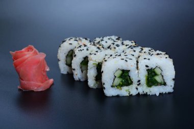 Balık, sebze ve zencefil ile Japon pirinç rulo