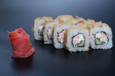 Balık, sebze ve zencefil ile Japon pirinç rulo