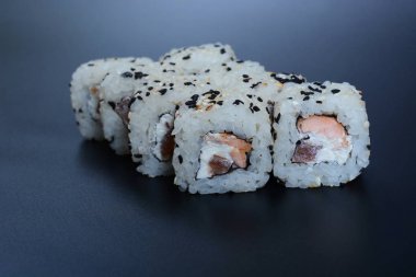 Balık, sebze ve zencefil ile Japon pirinç rulo