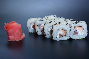 Balık, sebze ve zencefil ile Japon pirinç rulo